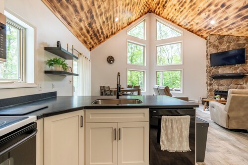 Knobby and Nice Retreat w/private hot tub, near Blue Knob Ski Resort