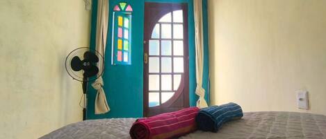 1 habitación, tabla de planchar con plancha, wifi gratis y ropa de cama