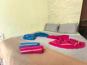 1 habitación, tabla de planchar con plancha, wifi y ropa de cama