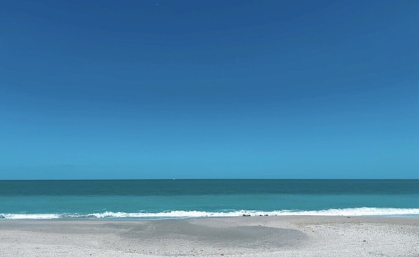 Beach - Island living, steps to your own private beach! Beautiful home sleeps 6-8. (Vero Beach)