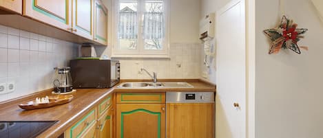 Réfrigérateur, four à micro-ondes, un four, surface de cuisson