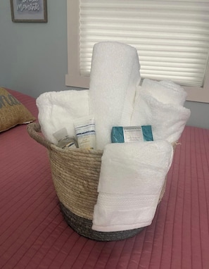 Chuveiro, toalhas de banho, sabonete, papel higiênico