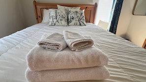 3 bedrooms, iron/ironing board, WiFi, bed sheets
