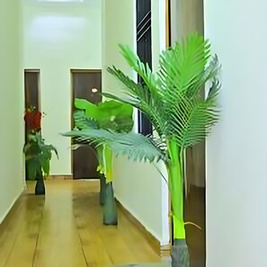 Doppia Deluxe, 1 letto king, balcone | Area soggiorno | Smart TV 32 pollici con canali digitali