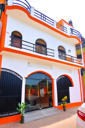 Façana frontal de l'allotjament