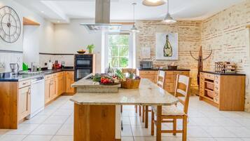 Réfrigérateur, micro-ondes, lave-vaisselle, chaise haute