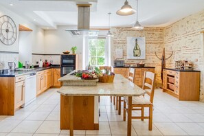 Réfrigérateur, micro-ondes, lave-vaisselle, chaise haute