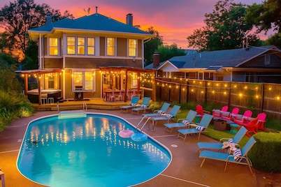 Luxury Retreat -Pool, Hot Tub, Fire Pit, BBQ & Games - BIG groups