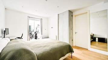 3 bedrooms, iron/ironing board, internet, bed sheets