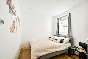3 bedrooms, iron/ironing board, internet, bed sheets