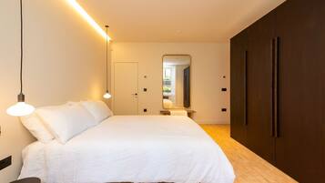 5 bedrooms, iron/ironing board, internet, bed sheets