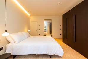 5 bedrooms, iron/ironing board, internet, bed sheets