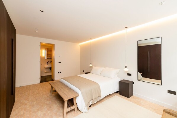 5 bedrooms, iron/ironing board, Internet, bed sheets