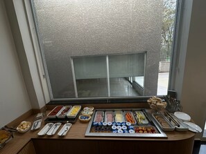 Tägliches Frühstücksbuffet gegen Gebühr