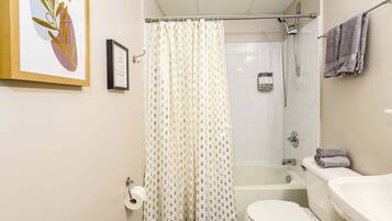 Secador de cabelo, toalhas de banho, sabonete, shampoo