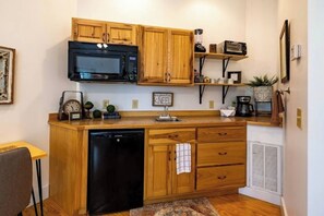 Four à micro-ondes, vaisselle et ustensiles, épices