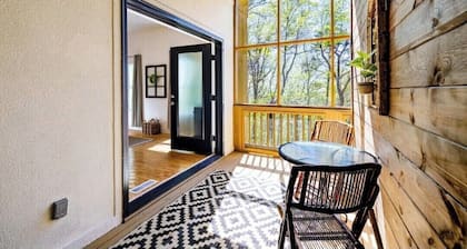 The Oak . A Spacious upscale King Studio Apt in Mentone