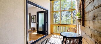 The Oak . A Spacious upscale King Studio Apt in Mentone