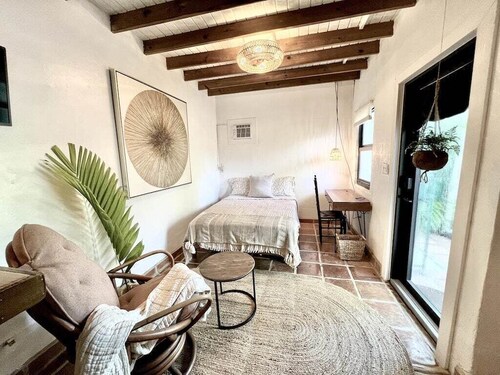 Charming 1-bedroom cottage in lovely Miami with AC, TROPICAL FOOD FOREST GARDEN