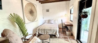 Charming 1-bedroom cottage in lovely Miami with AC, TROPICAL FOOD FOREST GARDEN