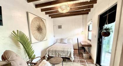 Charming 1-bedroom cottage in lovely Miami with AC, TROPICAL FOOD FOREST GARDEN