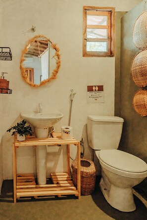 Toalhas de banho, sabonete, papel higiênico