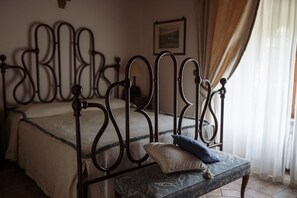 4 عدّة غرف نوم وخزنة داخل الغرفة ومكواة/لوح كي وسرير سفر