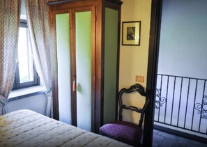 2 عدّة غرف نوم وخزنة داخل الغرفة ومكواة/لوح كي وسرير سفر