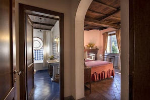 3 bedrooms, in-room safe, iron/ironing board, travel cot