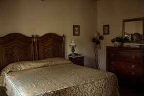 4 عدّة غرف نوم وخزنة داخل الغرفة ومكواة/لوح كي وسرير سفر