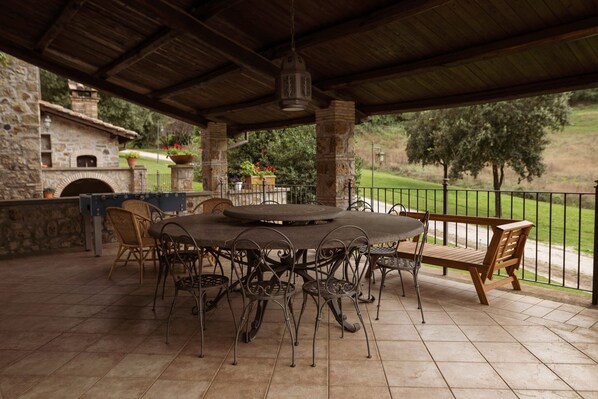 تناول الطعام بالخارج