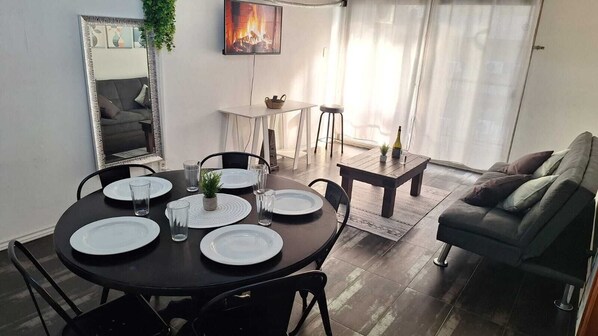 Dining - Centric Loc : Sleeps 5 : Balcony : High-Speed WiFi (Montevideo)