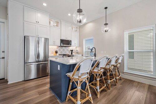 Beach Cottage on North Padre Island~Walk to beach~Canal access~Pool