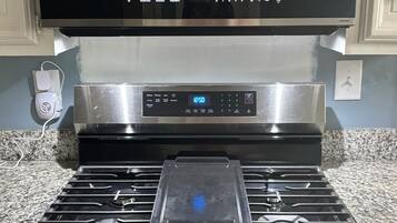 Een magnetron, een oven, een kookplaat, een vaatwasser