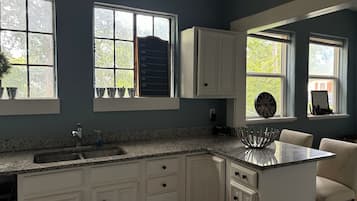 Een magnetron, een oven, een kookplaat, een vaatwasser