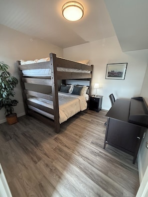 3 bedrooms, desk, free WiFi, bed sheets
