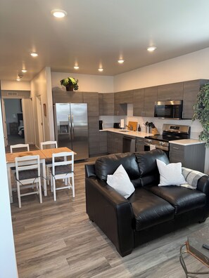 Smart TV - Brand new construction, stylish 3BR/2BA apartment in Laramie 1 blk from campus (Laramie)