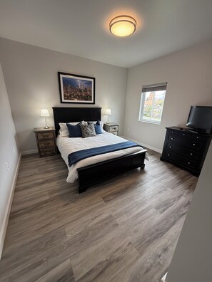 3 bedrooms, desk, free WiFi, bed sheets - Brand new construction, stylish 3BR/2BA apartment in Laramie 1 blk from campus (Laramie)