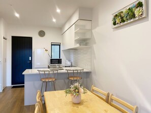 Apartment, 2 Bedrooms, Balcony, Garden View | Dining room - New Townhouse With View - Walking to Botany Center (Auckland)