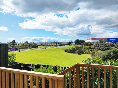 New Townhouse With View - Walking to Botany Center