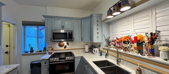 Charming city center craftsman house with full kitchen and AC