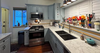 Charming city center craftsman house with full kitchen and AC