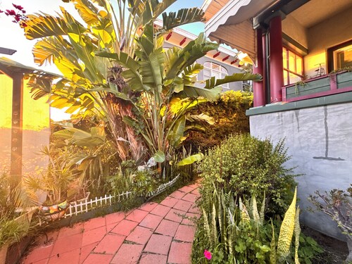 Historic city center craftsman: remodeled bathroom, patio, garden, full kitchen