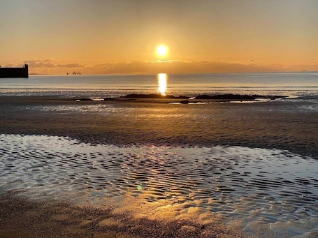 Beach. Luxury Seaview Gated Penthouse- Near Edinburgh.