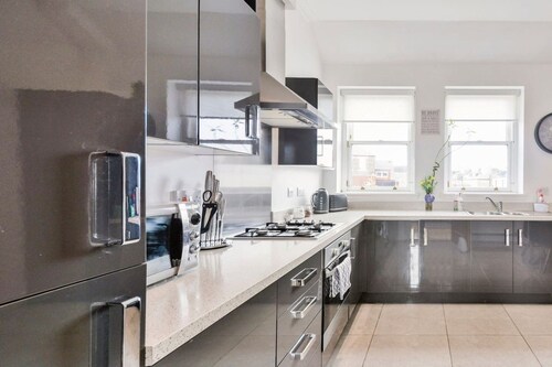 Penthouse with Seaview- Near Edinburgh.