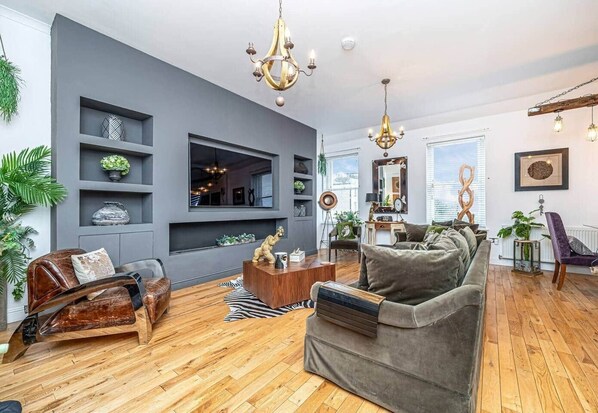 TV, fireplace - Luxurious House Gated-Sea View & Near Edinburgh (Kirkcaldy)