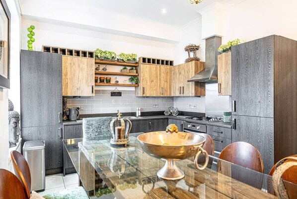 Fridge, microwave, oven, stovetop