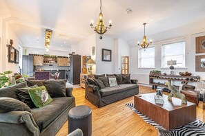 TV, fireplace - Luxurious House Gated-Sea View & Near Edinburgh (Kirkcaldy)