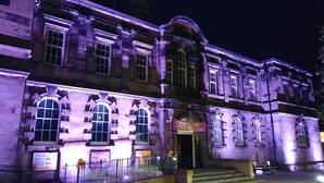 Un bâtiment historique doté d’arcs en plein cintre et d’une entrée imposante.