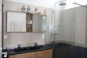 Een douche, een haardroger, handdoeken, zeep